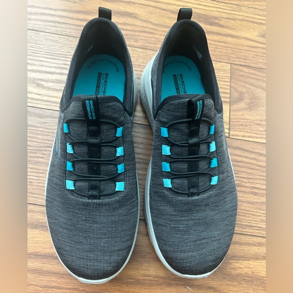 Like new Women's Skechers Go walk shoes w/ Air coolers goga mat insoles Size 9 - Picture 2 of 5
